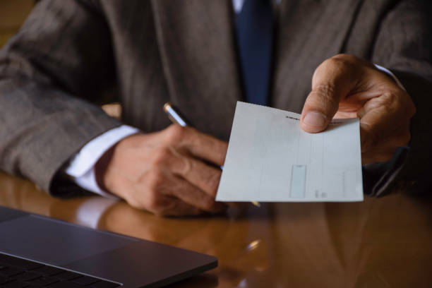 Before Choosing a Cheque Bounce Lawyer for Dwarka Court, Know What to Check First